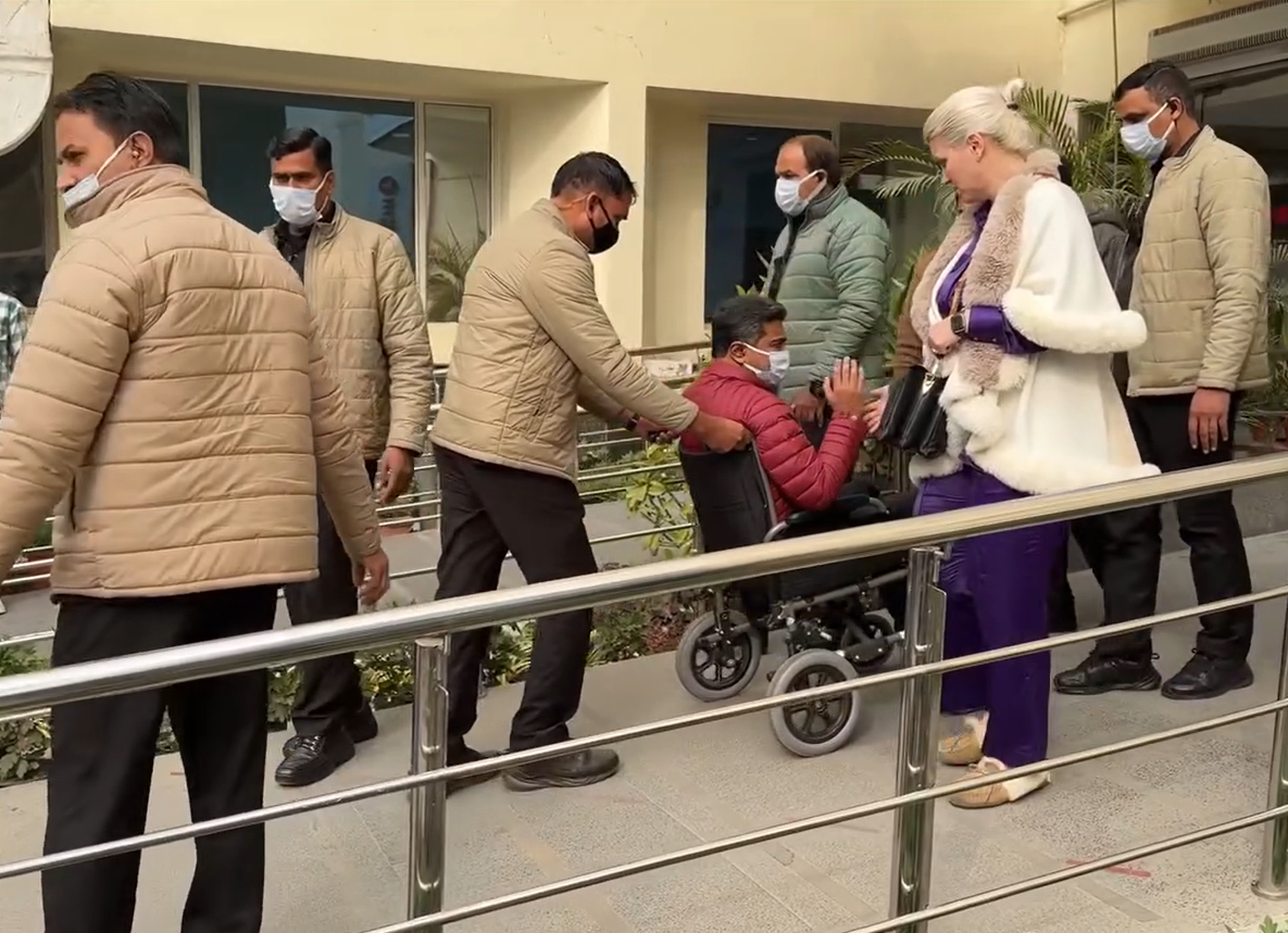 Veena­ Verma­ and­ Abhishek­ Verma­ both­ were­ discharged­ from­ Max­ Hospital